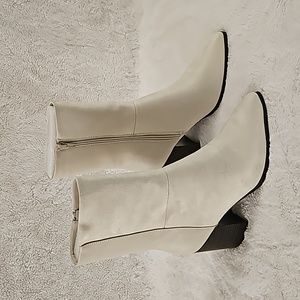 Journee Sharlie Off-white Boots